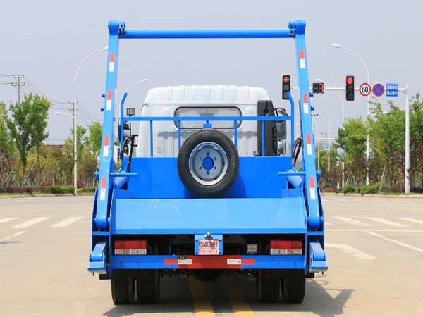 東風(fēng)大多利卡擺臂垃圾車