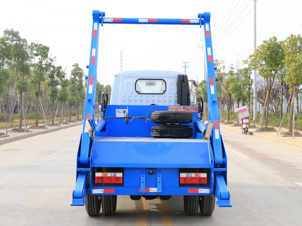 東風(fēng)小多利卡擺臂垃圾車